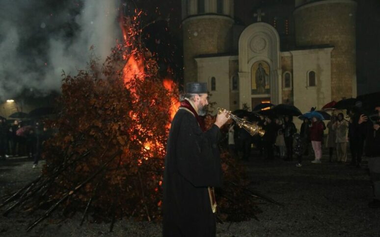 Mitropolit Metodije blagoslovio i naložio badnjake u Beranama Badnji dan Berane 1 1080x675