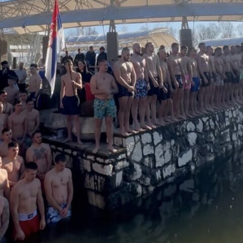 Благосиљање воде и пливање за Часним крстом у Зети