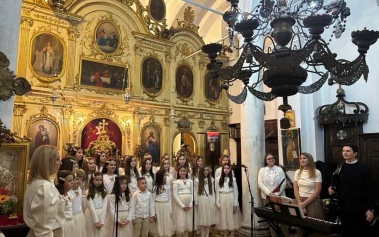 Дјечији хор Српског пјевачког друштва „Јединство“ одржао Божићни концерт у Рисну Дјечији хор Српског пјевачког друштва „Јединство“ одржао Божићни концерт у Рисну