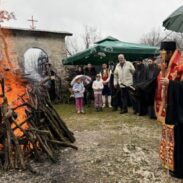 Ријека Црнојевића налагање бадњака 3 1080x675