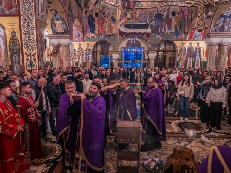 Саборни храм у Подгорици: Јутрење Великог петка са читањем дванаест јеванђеља о страдању Христовом Јутрење Великог петка са читањем дванаест јеванђеља о страдању Христовом