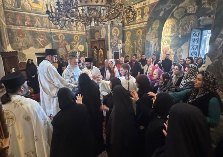 Митрополит Теодосије на Благовести служио у манастиру Грачаница Митрополит Теодосије на Благовести служио у манастиру Грачаница