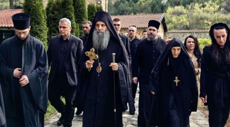 Патријарх српски Порфирије стигао у Пећку патријаршију Патријарх српски Порфирије стигао у Пећку патријаршију