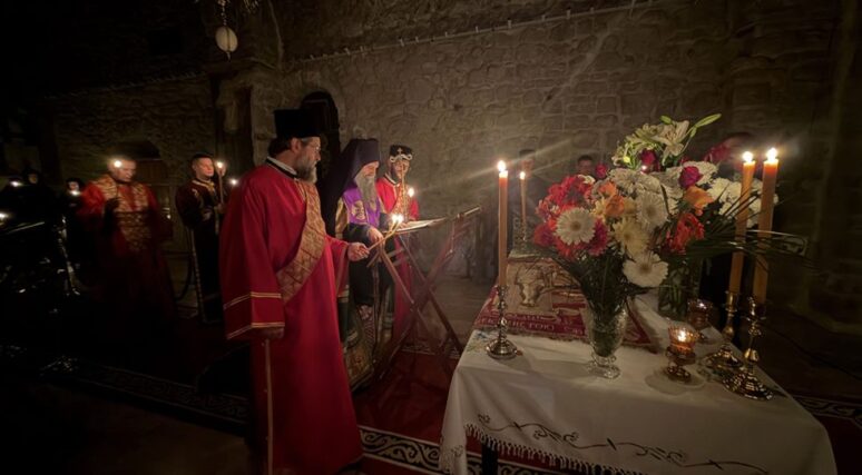 Patrijarh u Pećkoj Patrijaršiji služio večernje sa iznošenjem plaštanice, a zatim i jutrenje Velike subote sa statijama Patrijarh u Pećkoj Patrijaršiji