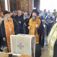 Vladika Ilarion služio parastos Srbima ubijenim u orahovačkom kraju pre 28 godina
