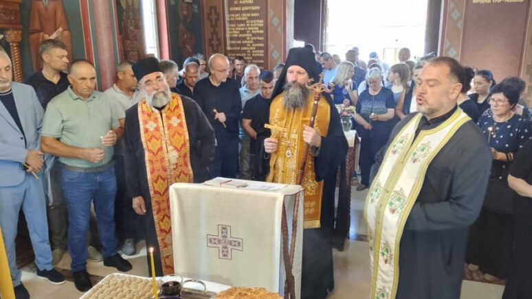 Владика Иларион служио парастос Србима убијеним у ораховачком крају пре 28 година Владика Иларион служио парастос Србима убијеним у ораховачком крају пре 28 година