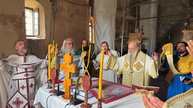 Vladika Jovan bogoslužio u manastiru Orahovica Vladika Jovan bogoslužio u manastiru Orahovica