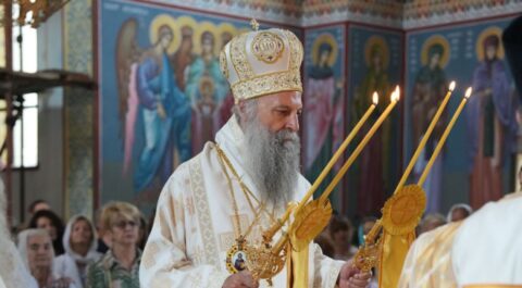 Тамо где је Господ, ту се све Његовом нетварном благодаћу и светлошћу преображава патријарх
