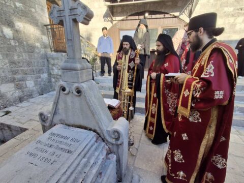 Владика Пајсије служио помен Митрополиту Митрофану Бану Владика Пајсије служио помен Митрополиту Митрофану Бану