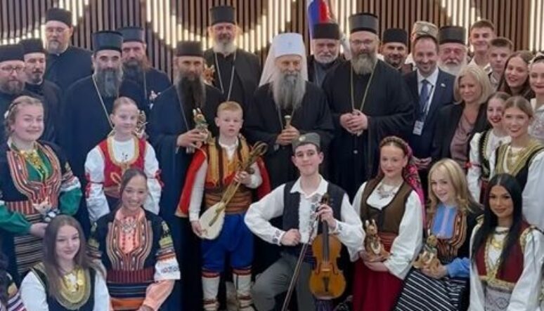 Патријарх српски Порфирије свечано дочекан на аеродрому у Мелбурну Патријарх српски Порфирије свечано дочекан на аеродрому у Мелбурну