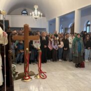 Vladika Ilarion i deca sa Kosova i Metohije u manastiru Rakovica