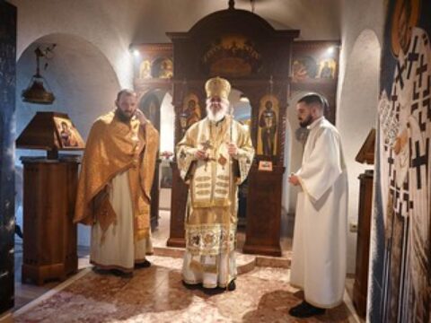 Владика Кирило богослужио у Манастиру Ћелија пиперска Владика Кирило